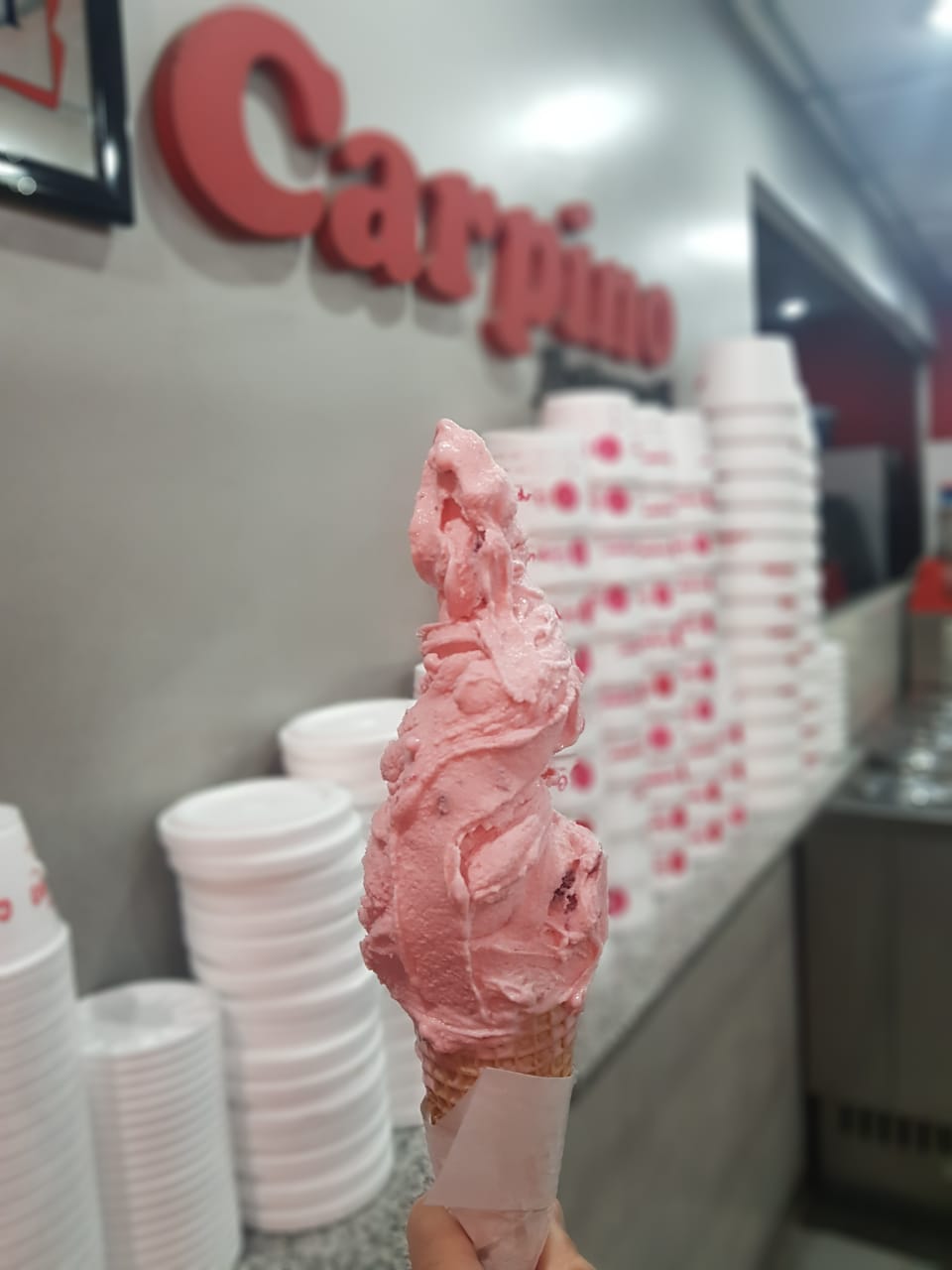 Cucurucho de helado frente al mostrador de Carpino